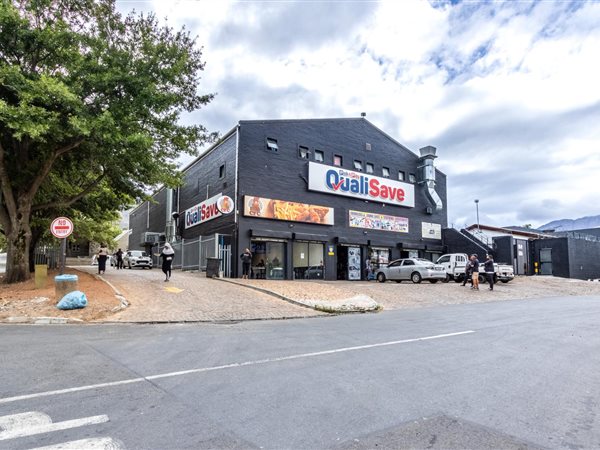 1 585  m² Retail Space