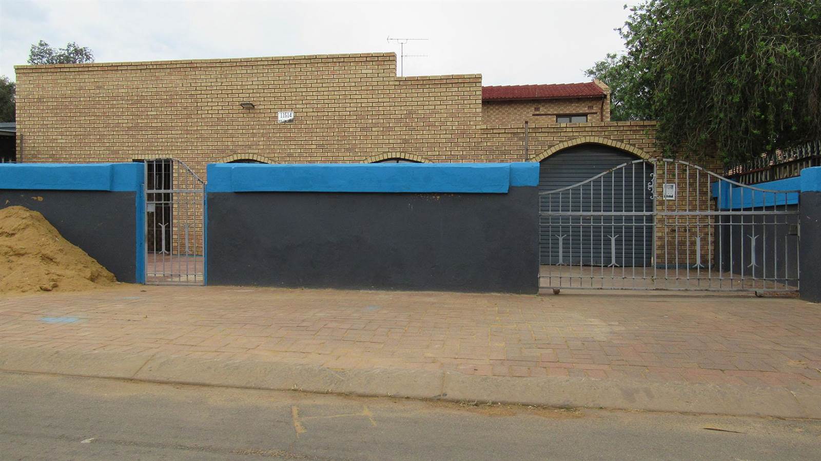 6 Bed House in Lenasia photo number 1