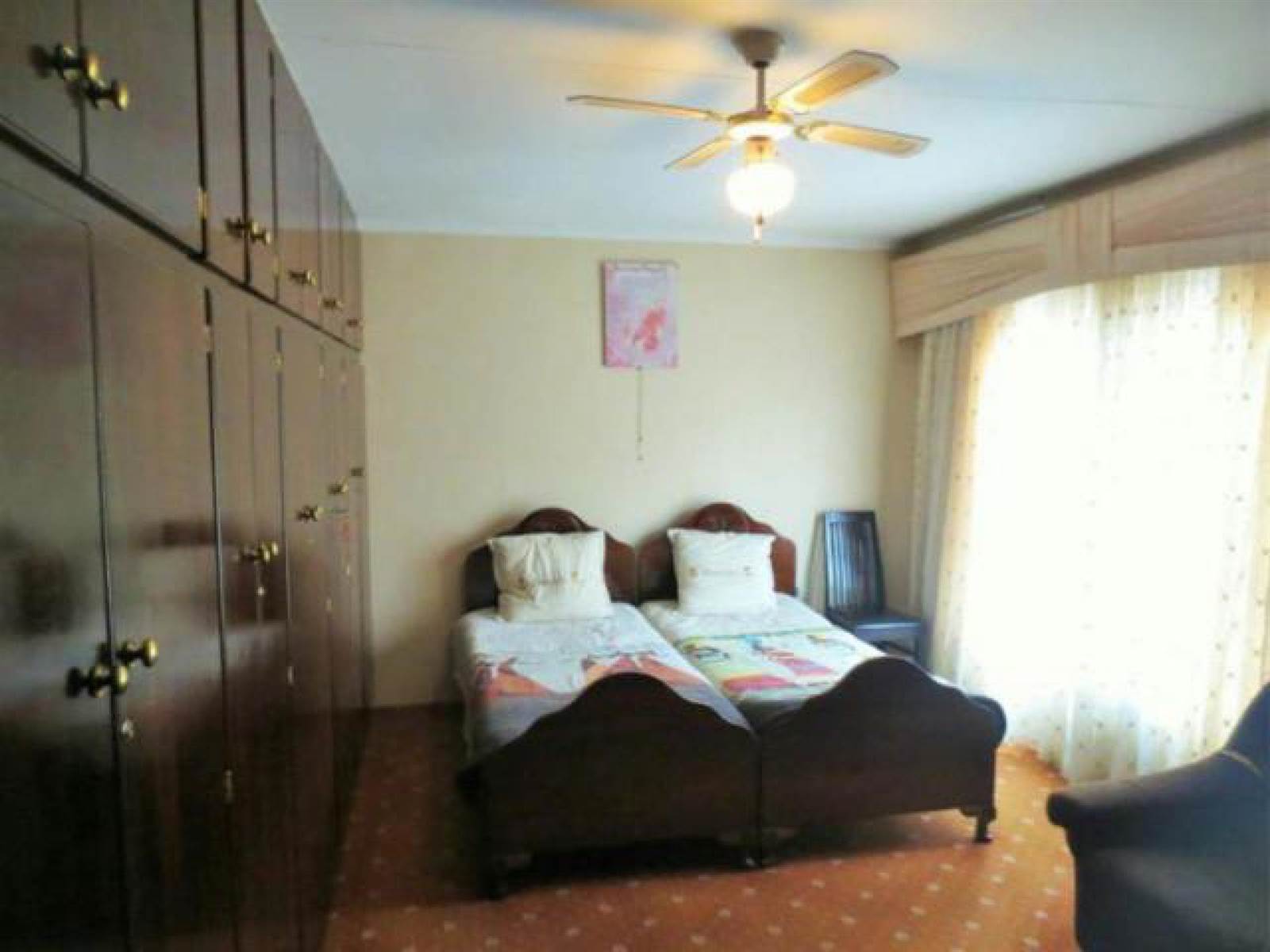 6 Bed House in Lenasia photo number 10