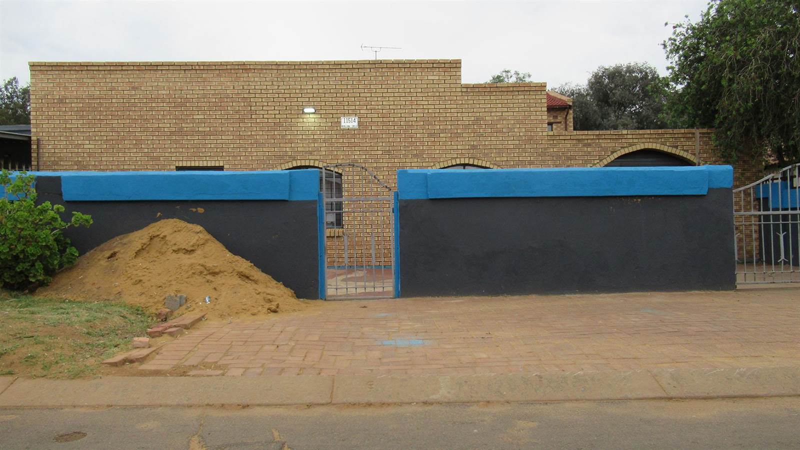 6 Bed House in Lenasia photo number 2