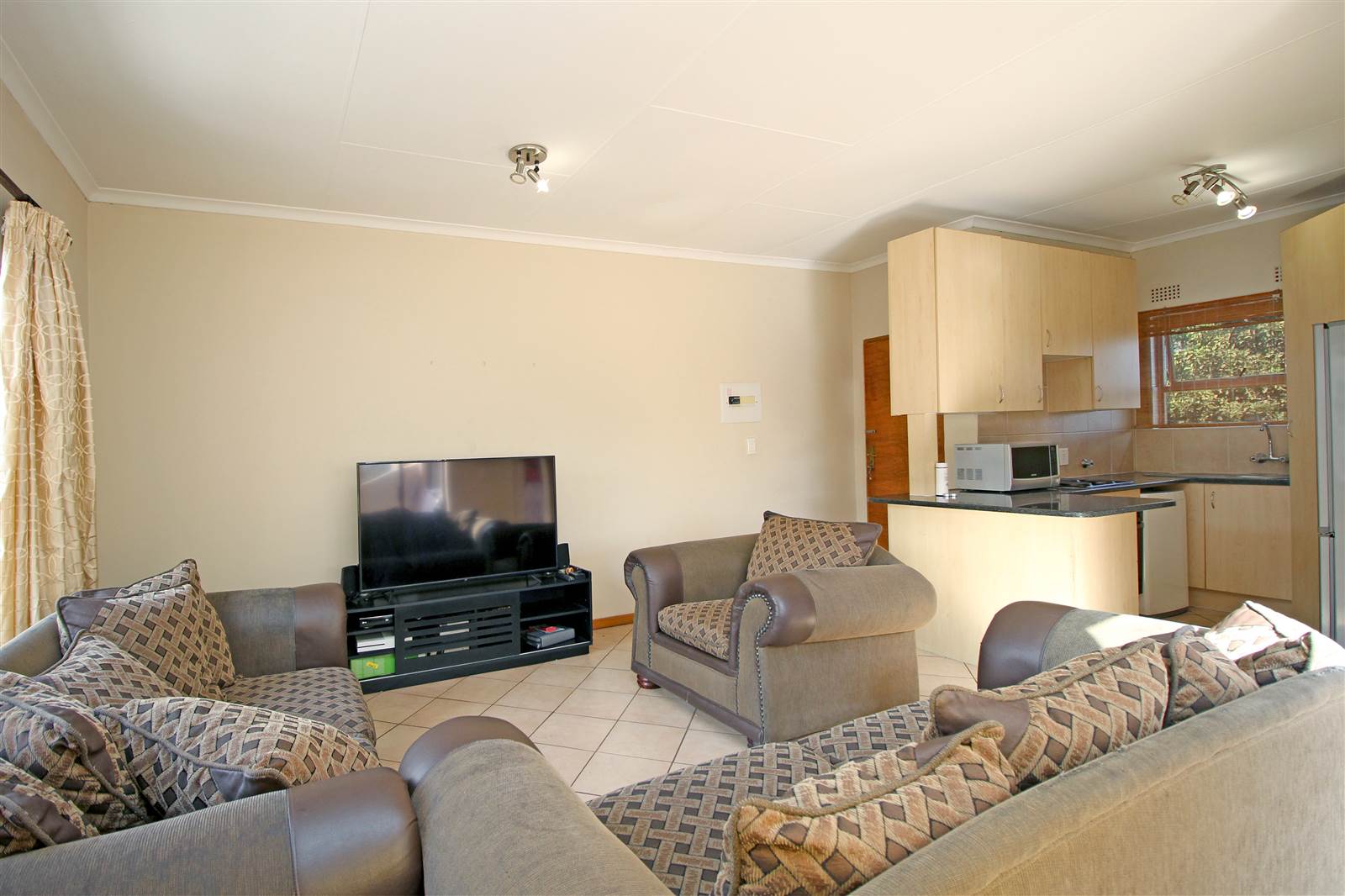 1 Bed Apartment in Northwold photo number 6