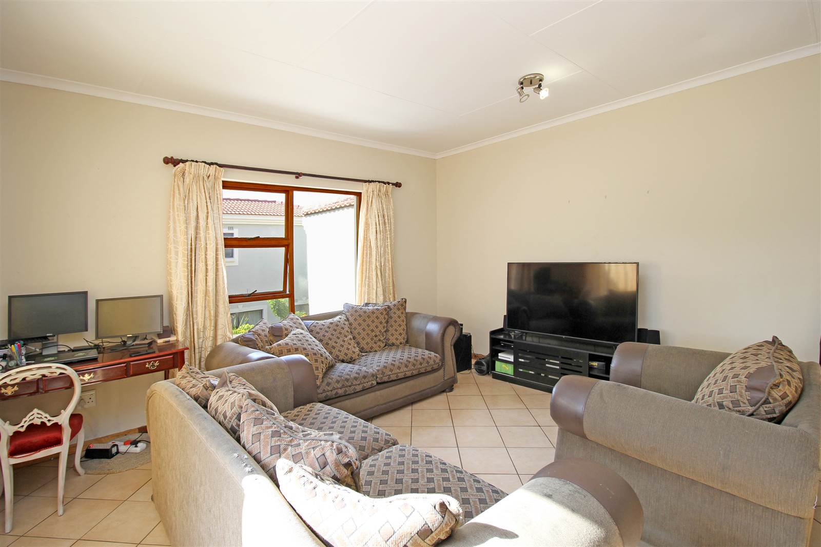 1 Bed Apartment in Northwold photo number 5