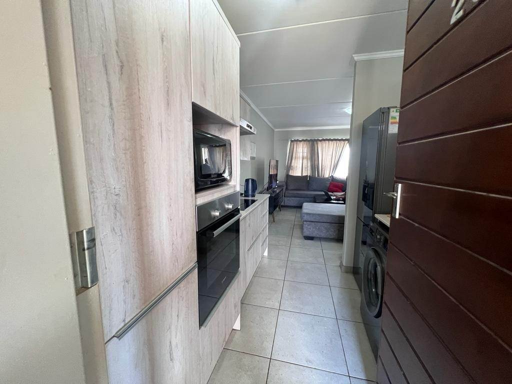 2 Bed Apartment in Rooihuiskraal photo number 4