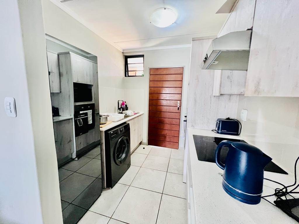 2 Bed Apartment in Rooihuiskraal photo number 6