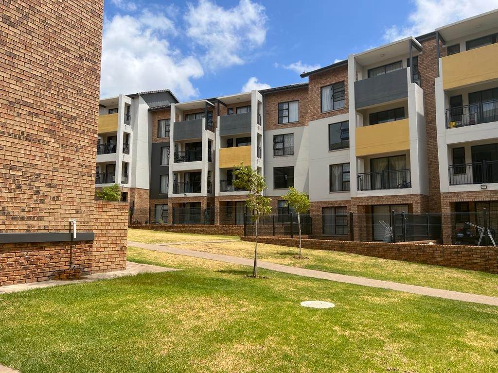 2 Bed Apartment in Rooihuiskraal photo number 11