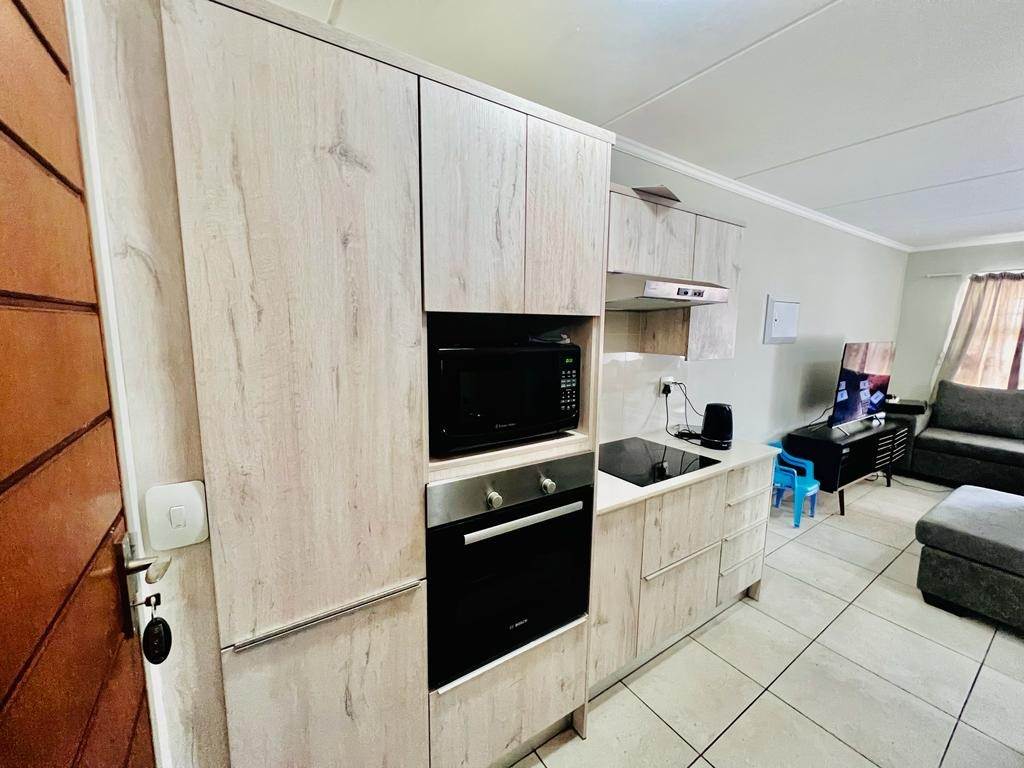 2 Bed Apartment in Rooihuiskraal photo number 5
