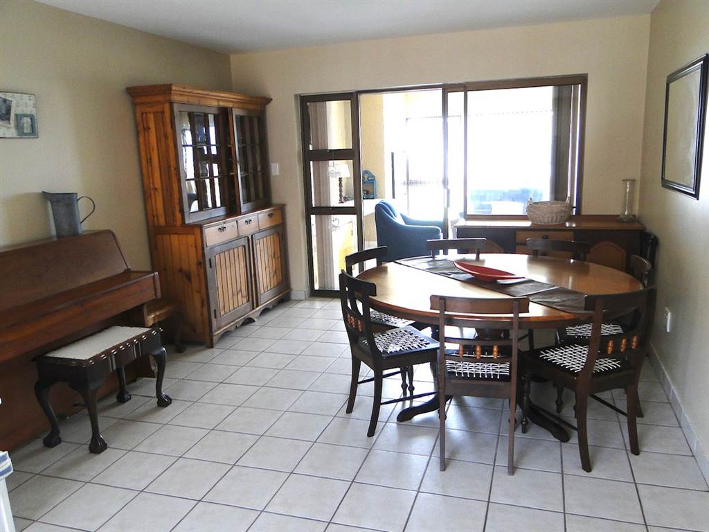 2 Bed Townhouse in Mossel Bay Golf Estate photo number 4