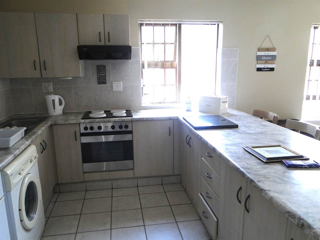 2 Bed Townhouse in Mossel Bay Golf Estate photo number 8