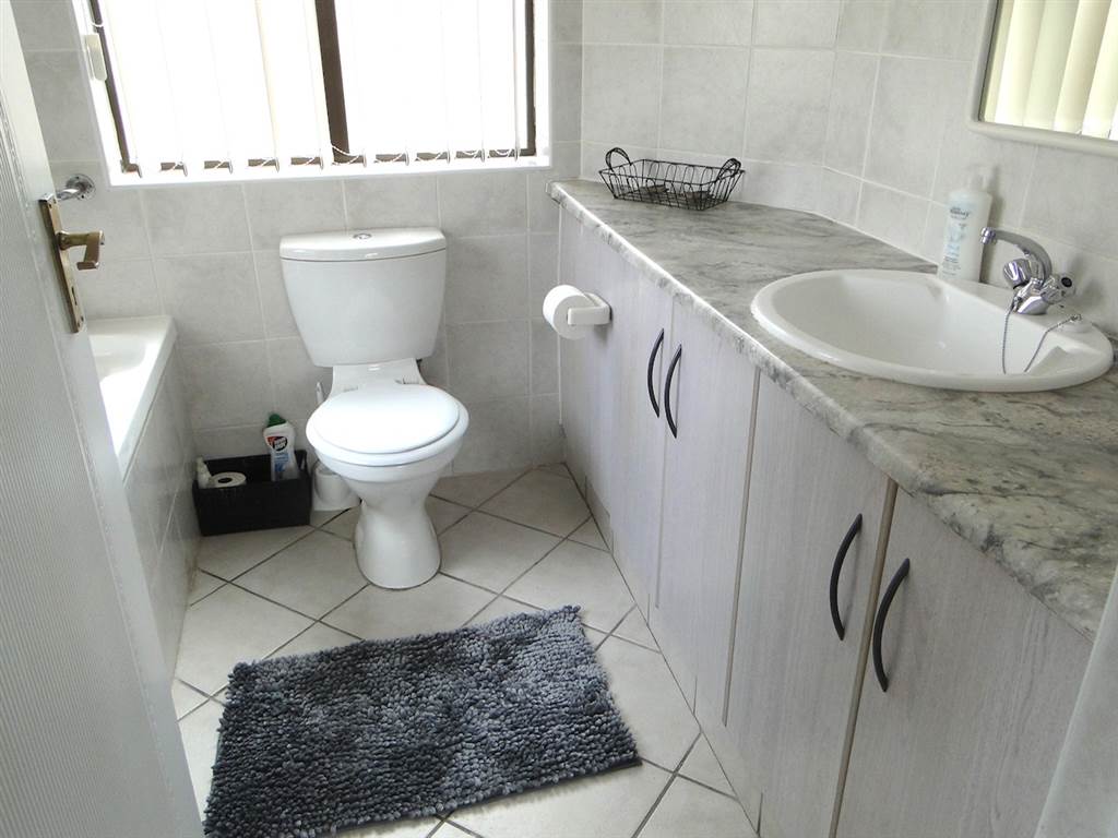 2 Bed Townhouse in Mossel Bay Golf Estate photo number 11