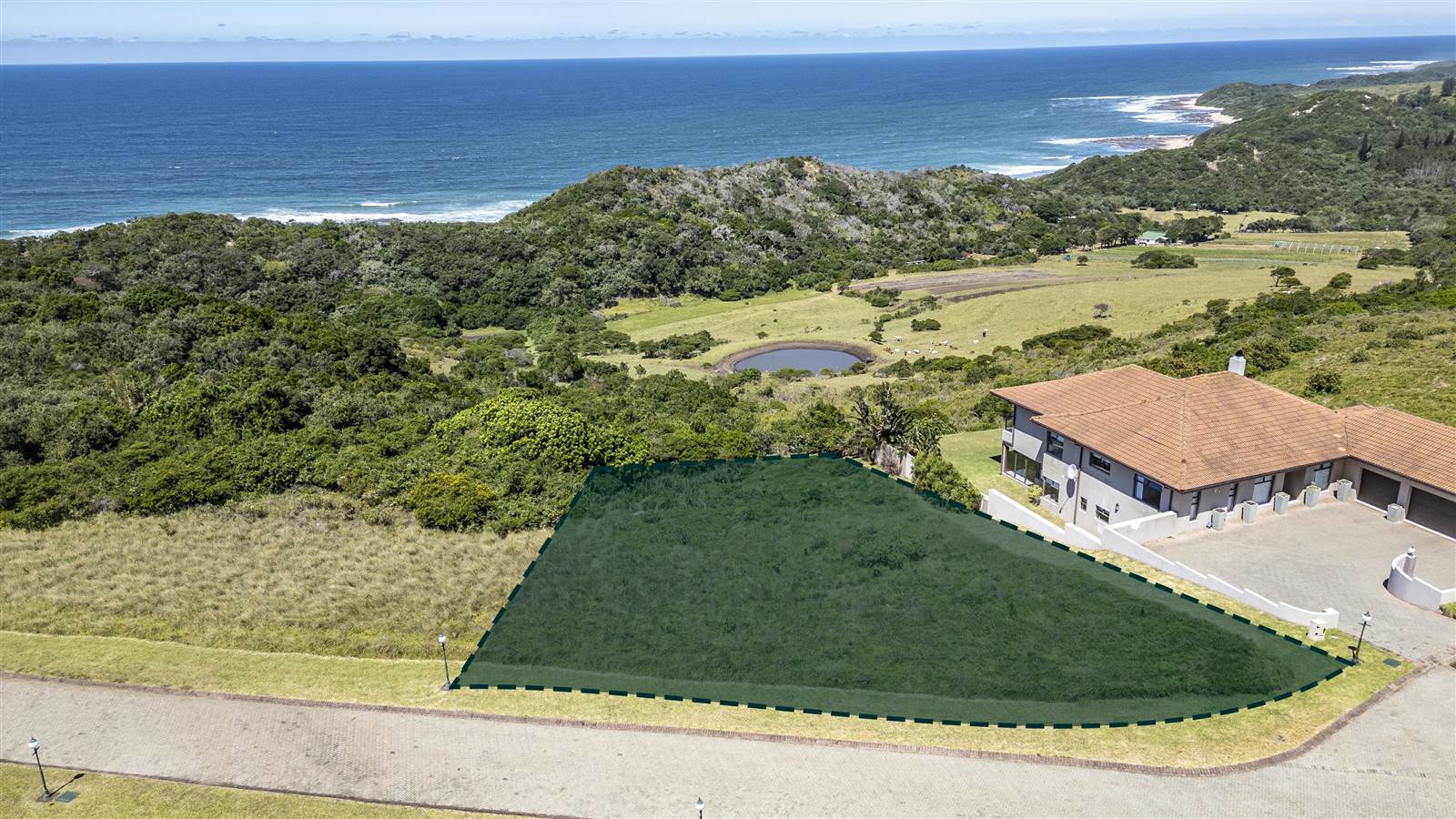 1022 m² Land available in Khamanga Bay photo number 1