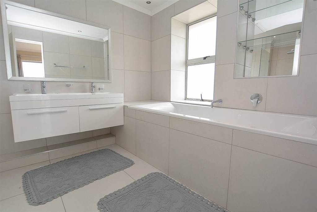 3 Bed Apartment in Tableview photo number 13