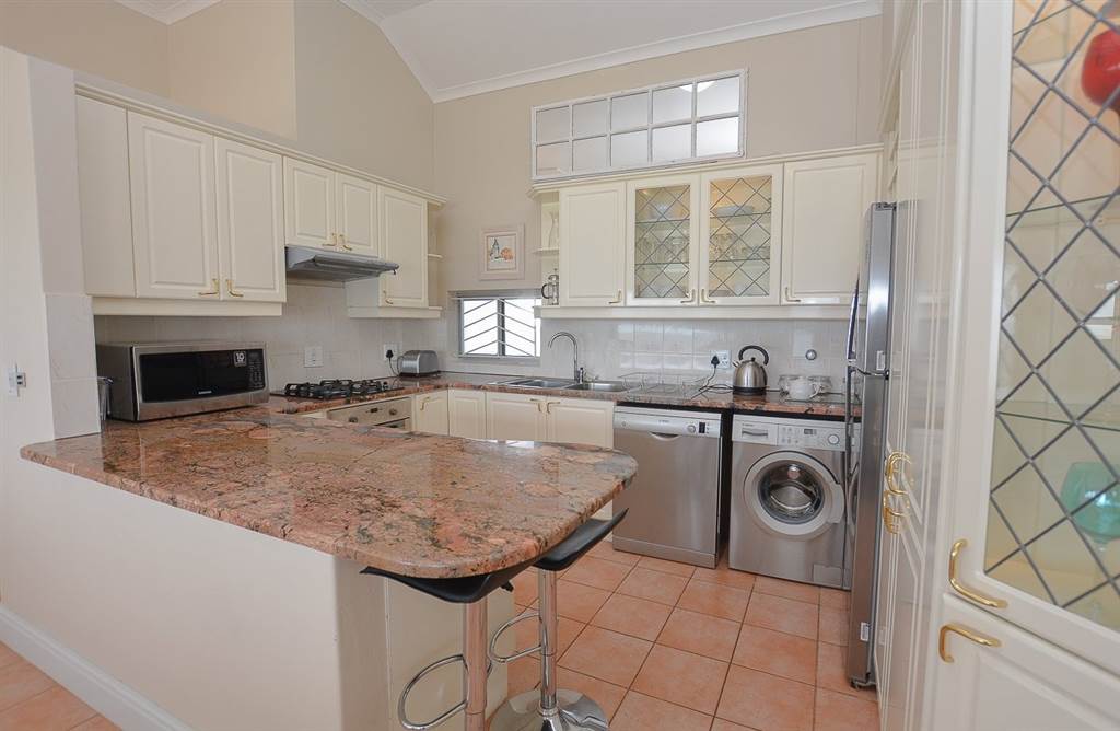 3 Bed Apartment in Tableview photo number 5
