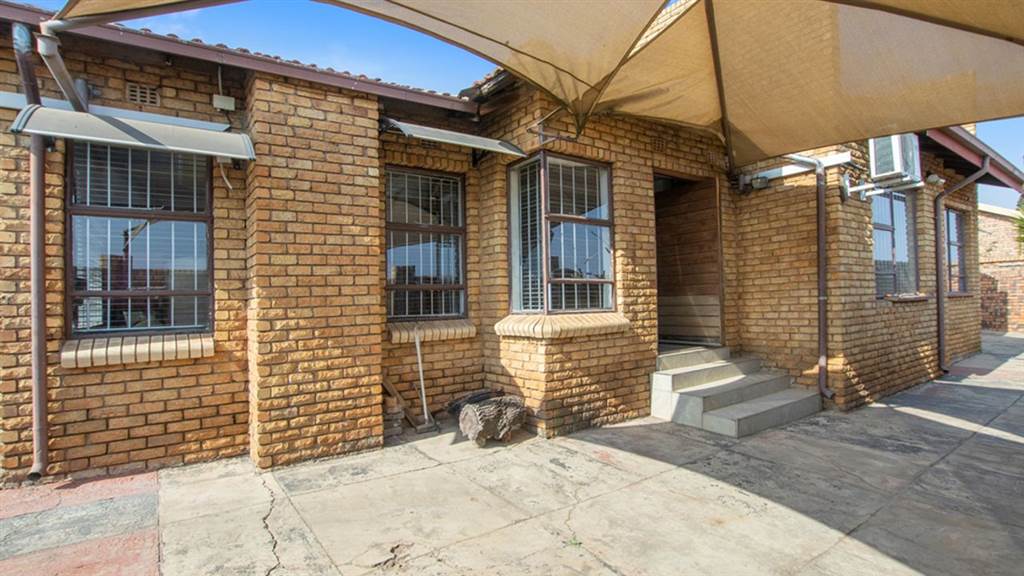 3 Bed House in Protea North photo number 20