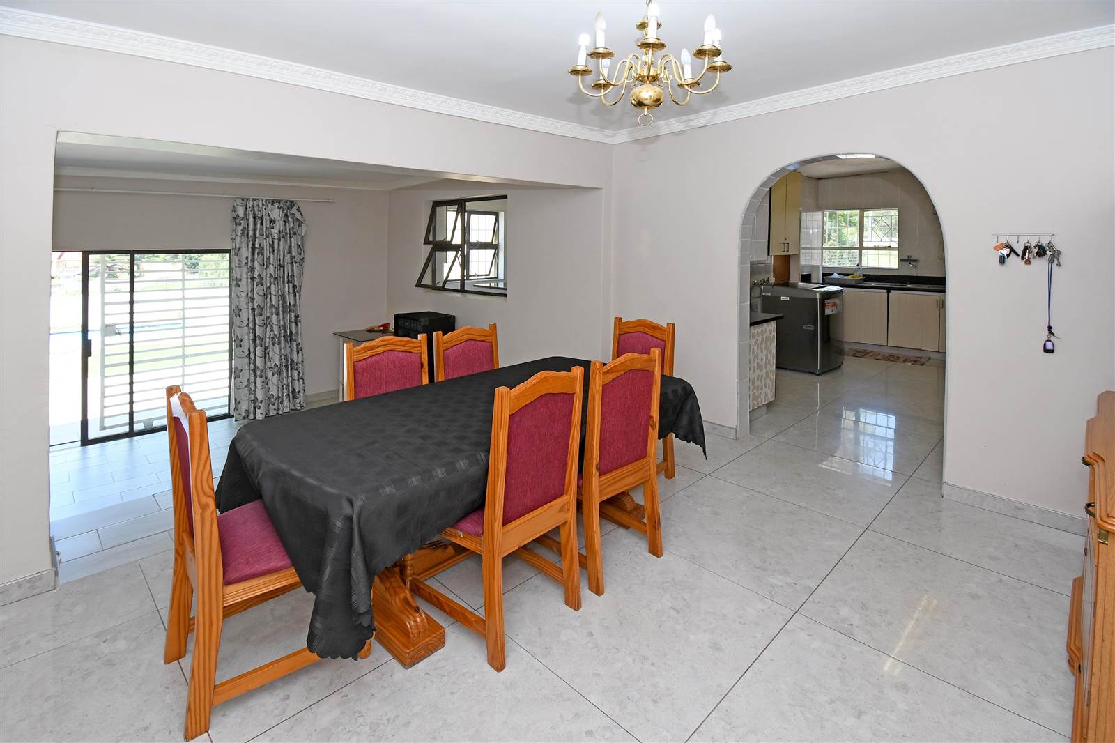 4 Bed House in Bramley View photo number 8