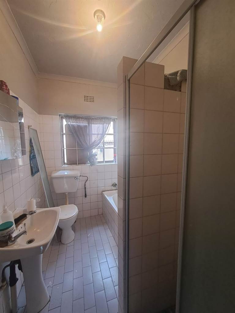 2 Bed Townhouse in Turffontein photo number 16