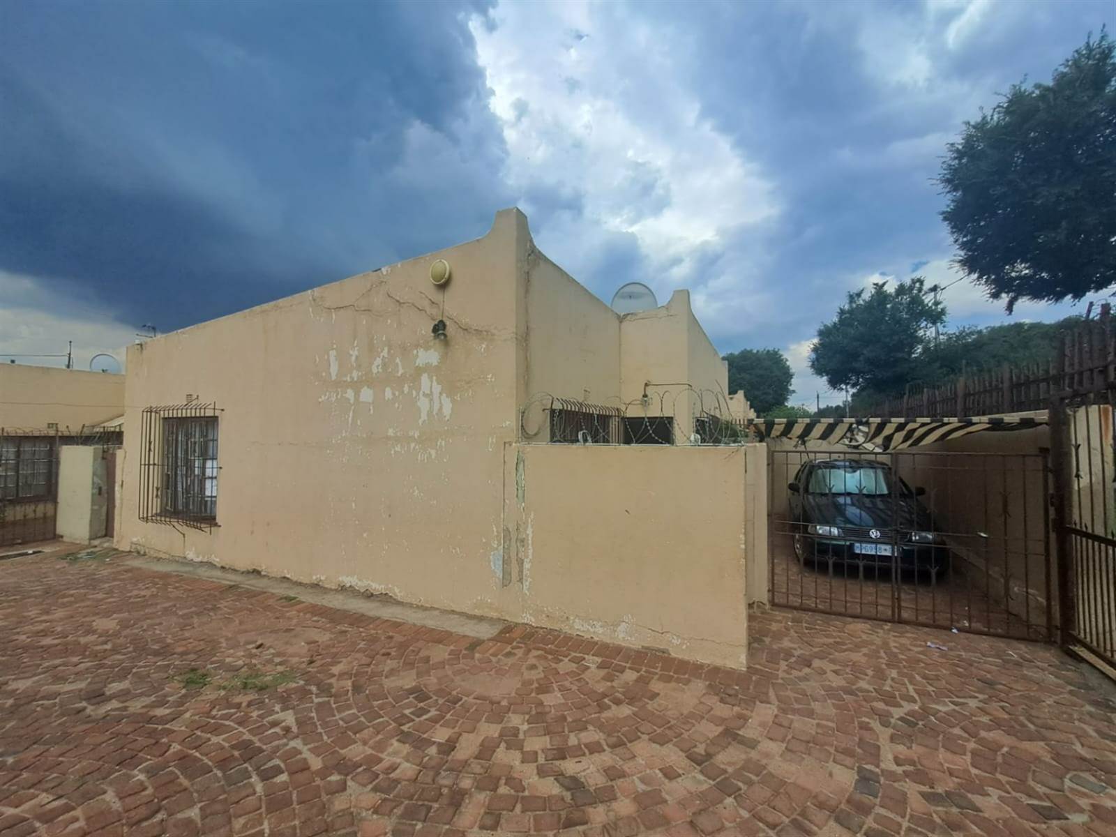 2 Bed Townhouse in Turffontein photo number 2