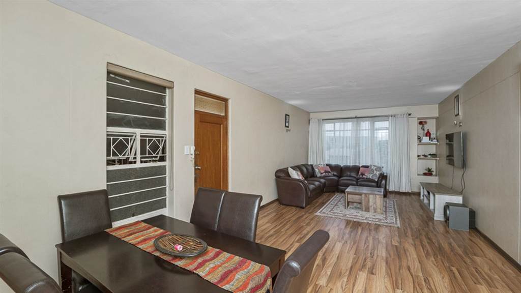 2 Bed Apartment in Bedford Gardens photo number 4