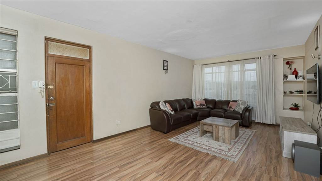 2 Bed Apartment in Bedford Gardens photo number 5