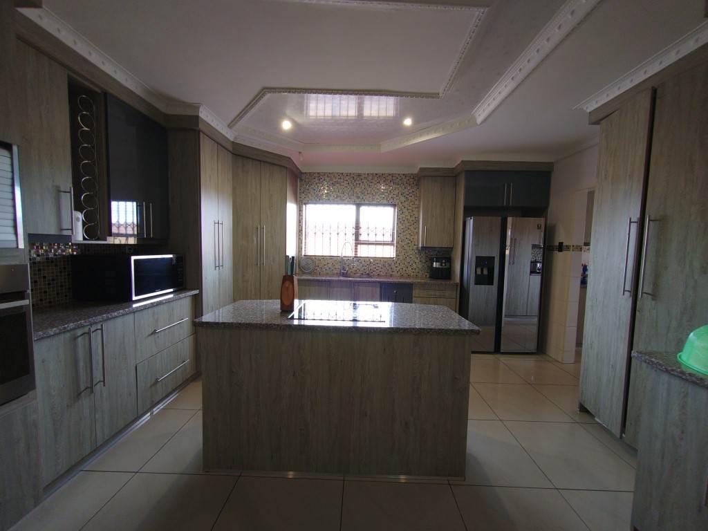 4 Bed House in Aerorand photo number 21