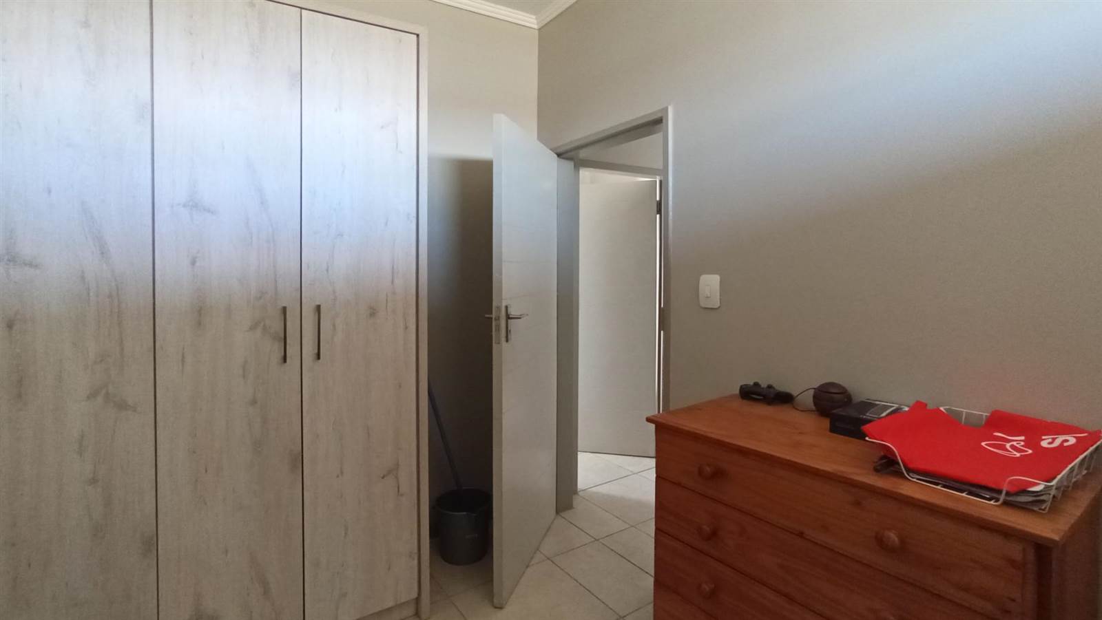 2 Bed Townhouse in Rooihuiskraal North photo number 9