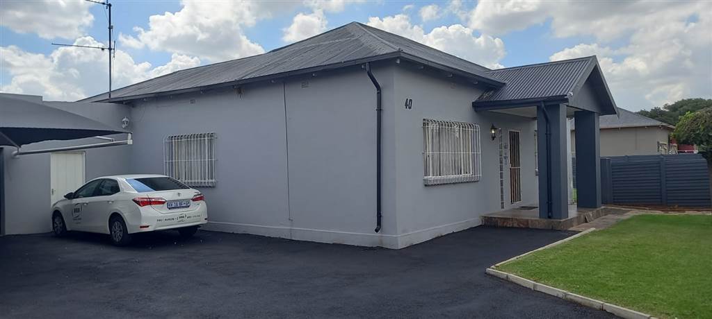 3 Bed House in Brakpan Central photo number 2