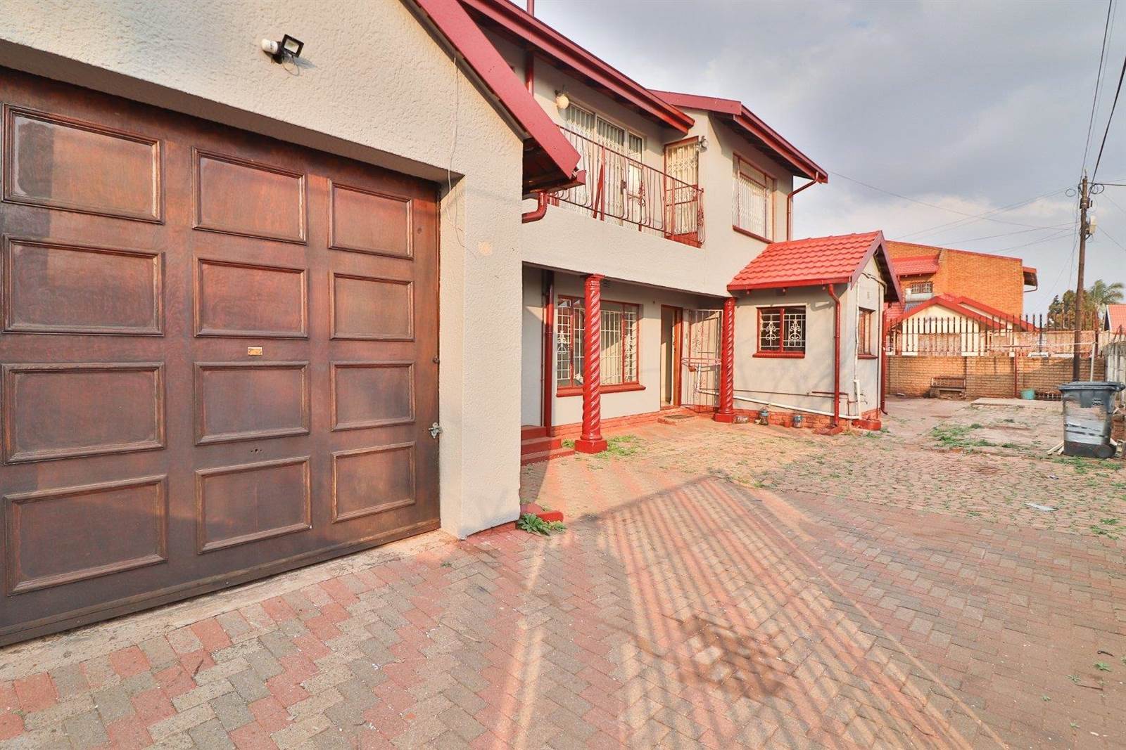 4 Bed House in Lenasia South photo number 25