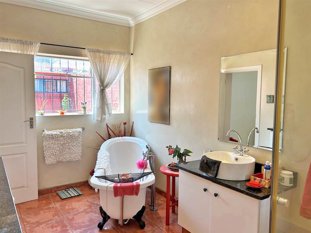 2 Bed House in Parkhurst photo number 14
