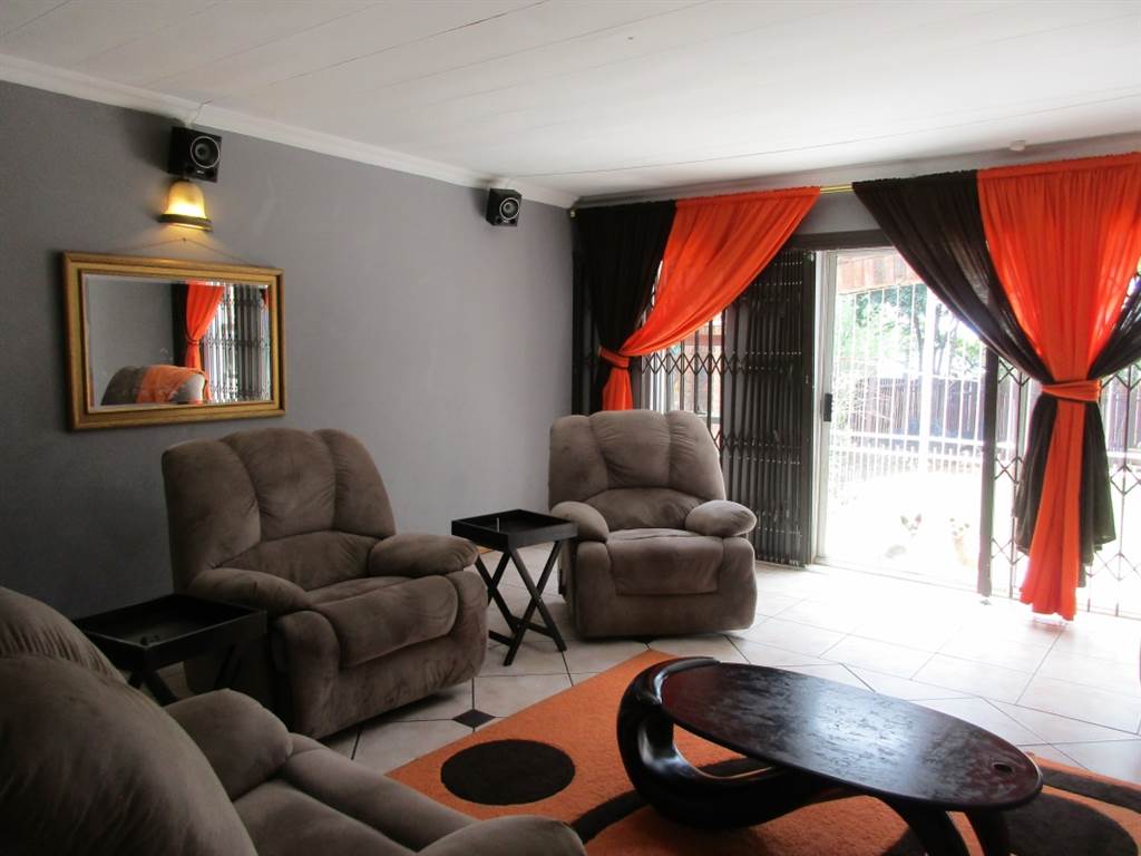 3 Bed Townhouse in Middelburg Central photo number 2