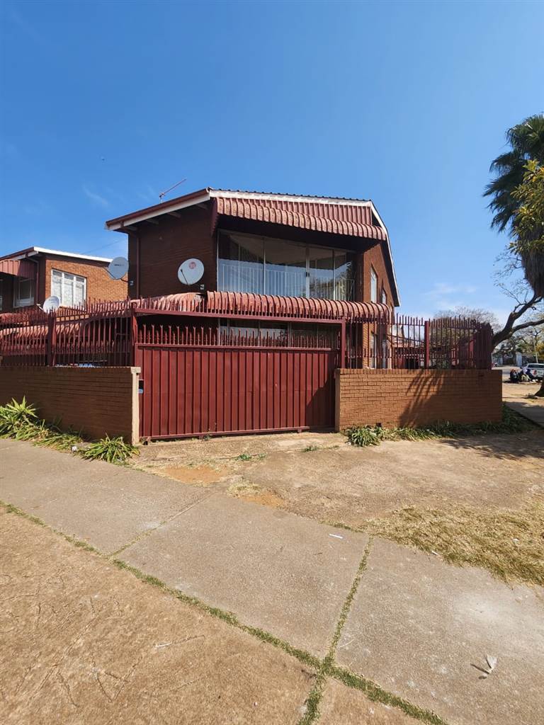 9 Bed House in Laudium photo number 3