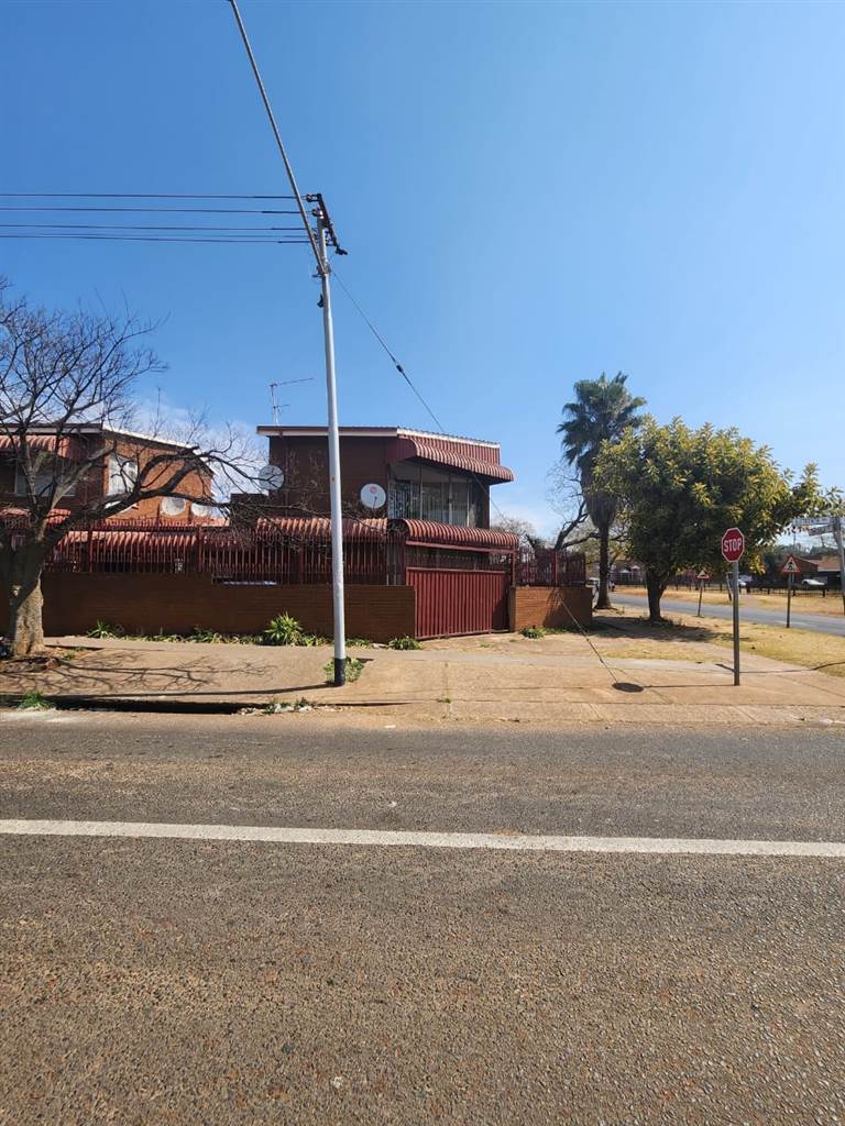 9 Bed House in Laudium photo number 2