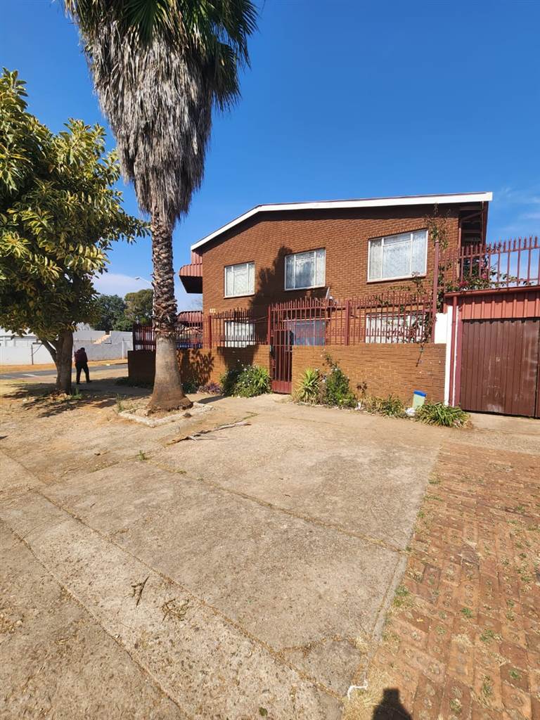 9 Bed House in Laudium photo number 1