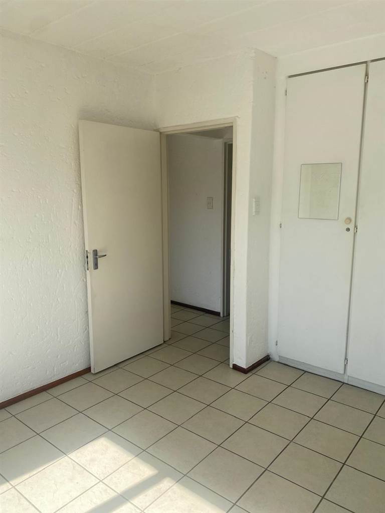 2 Bed Apartment in Craighall Park photo number 22