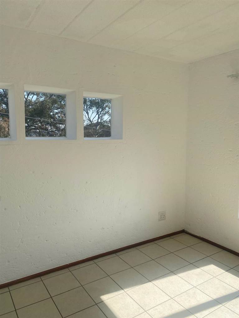 2 Bed Apartment in Craighall Park photo number 21