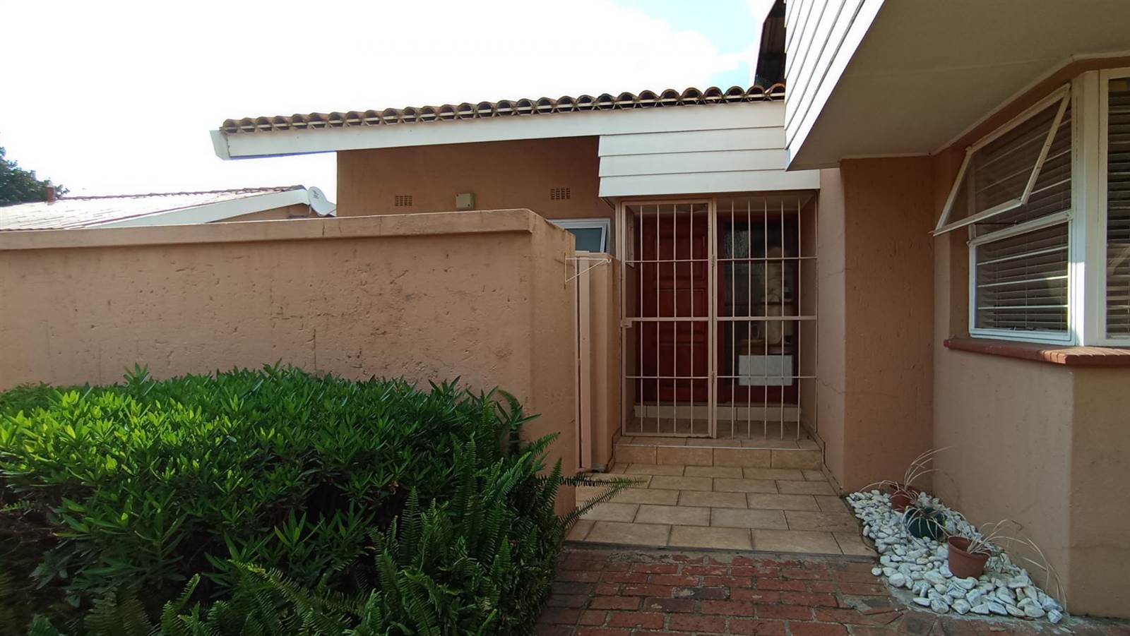 2 Bed Townhouse in Woodmead photo number 2