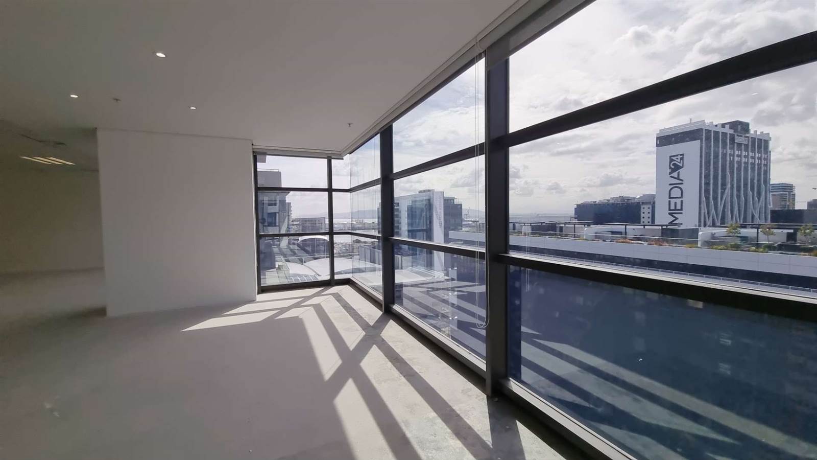 1042  m² Office Space in Foreshore photo number 2