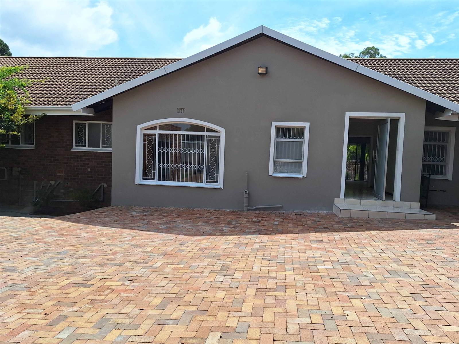 4 Bed House in Bryanston East photo number 2