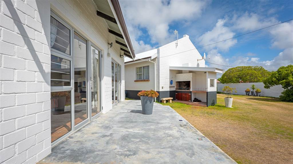 4 Bed House in Struisbaai photo number 17