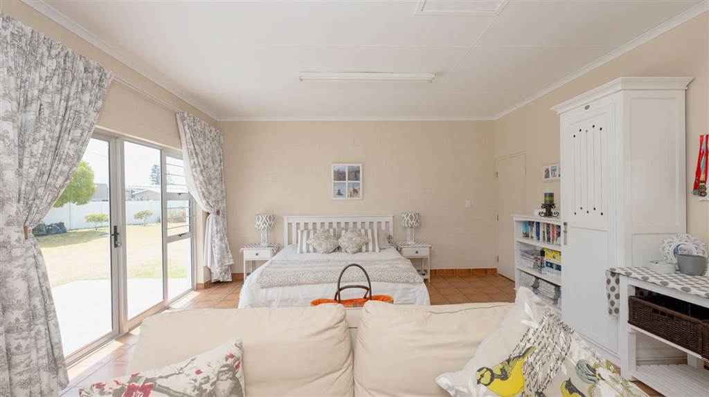 4 Bed House in Struisbaai photo number 22
