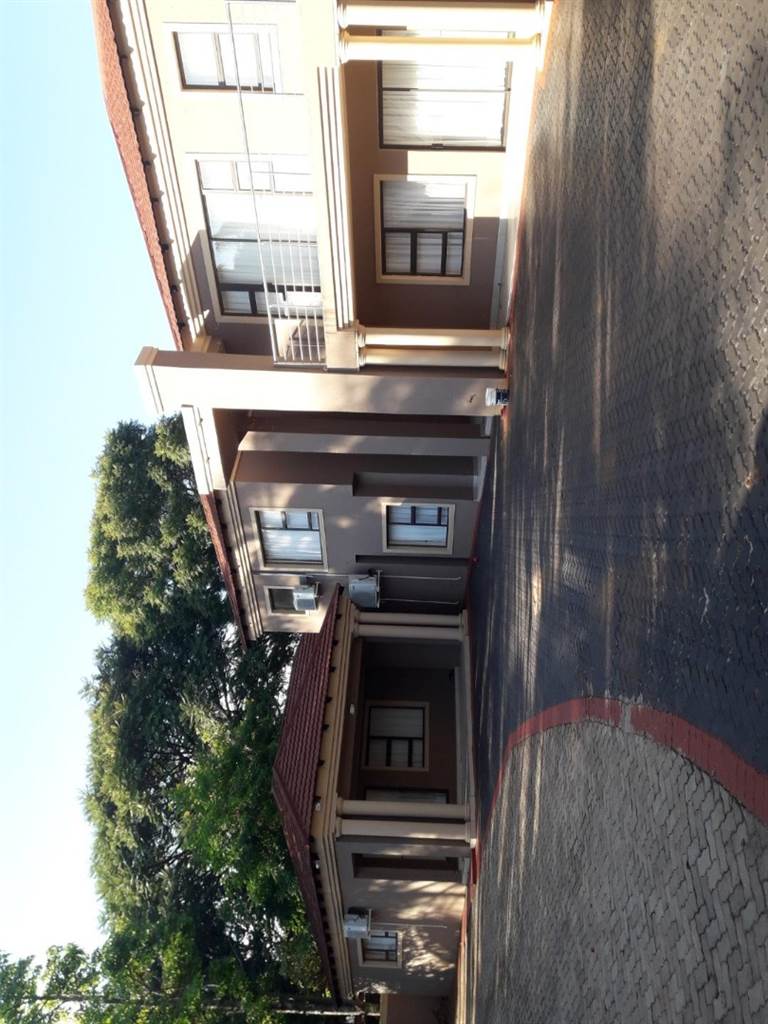 10 Bed House in Louis Trichardt photo number 2