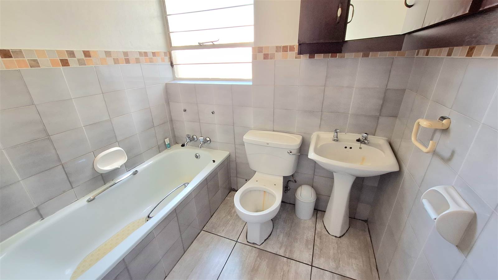 2 Bed Apartment in Corlett Gardens photo number 9