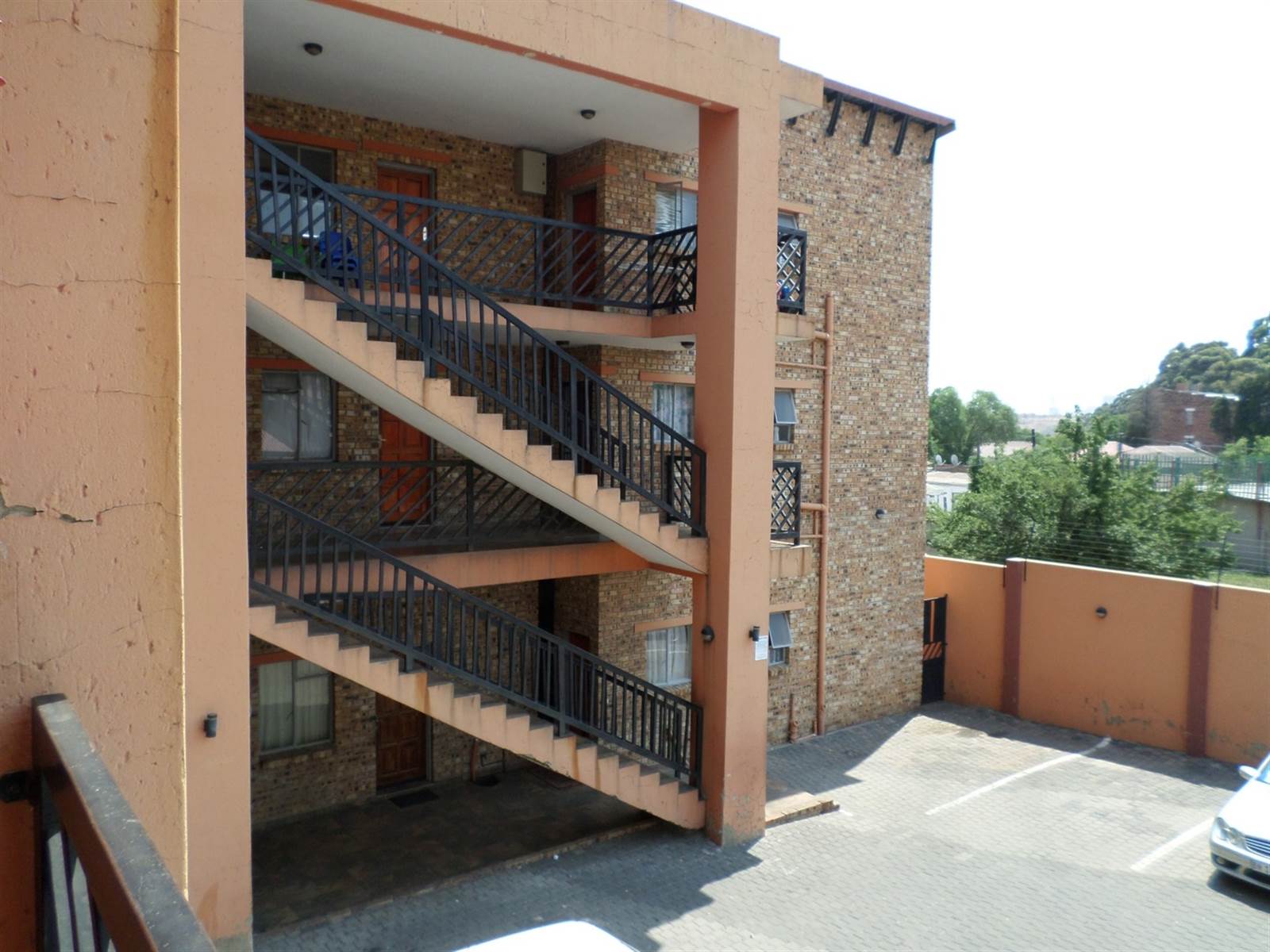 20 Bed Apartment in Turffontein photo number 21