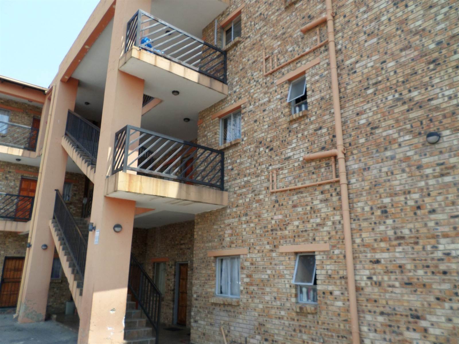 20 Bed Apartment in Turffontein photo number 3