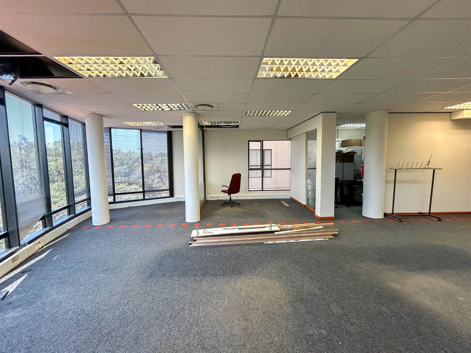 160  m² Office Space in Somerset Park photo number 3