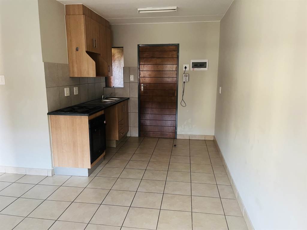 2 Bed Apartment in Glenvista photo number 16