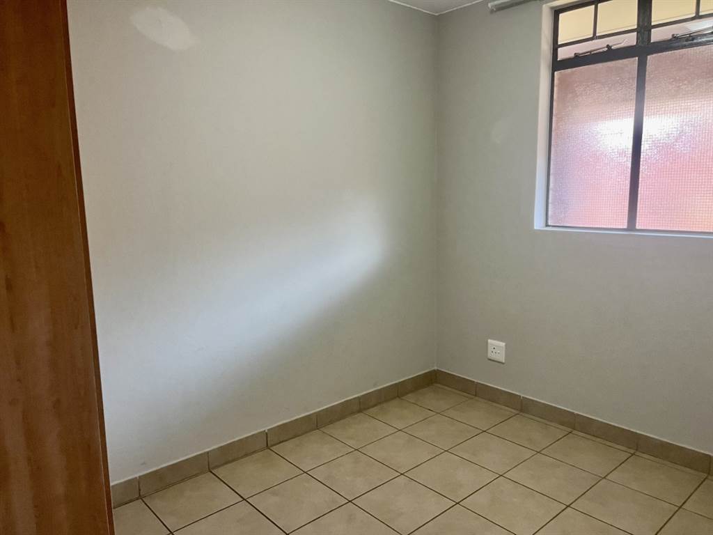 2 Bed Apartment in Glenvista photo number 10