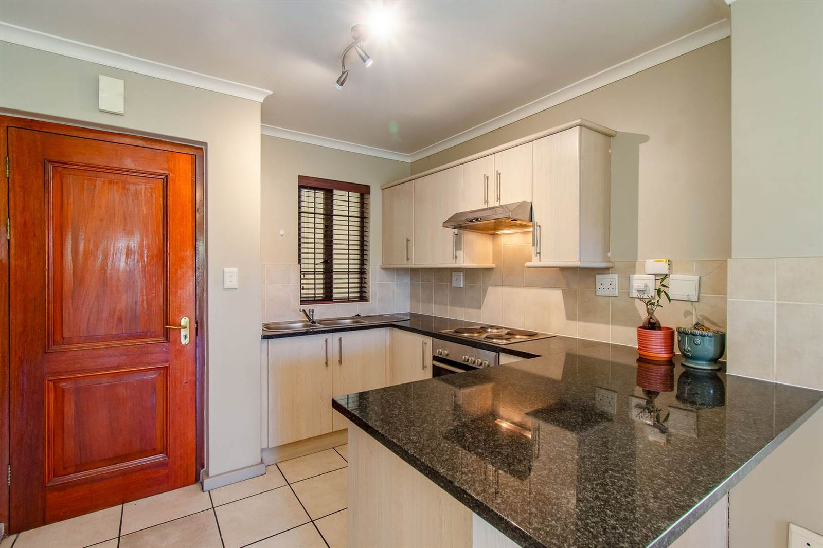 2 Bed Apartment in Bellville Central photo number 2