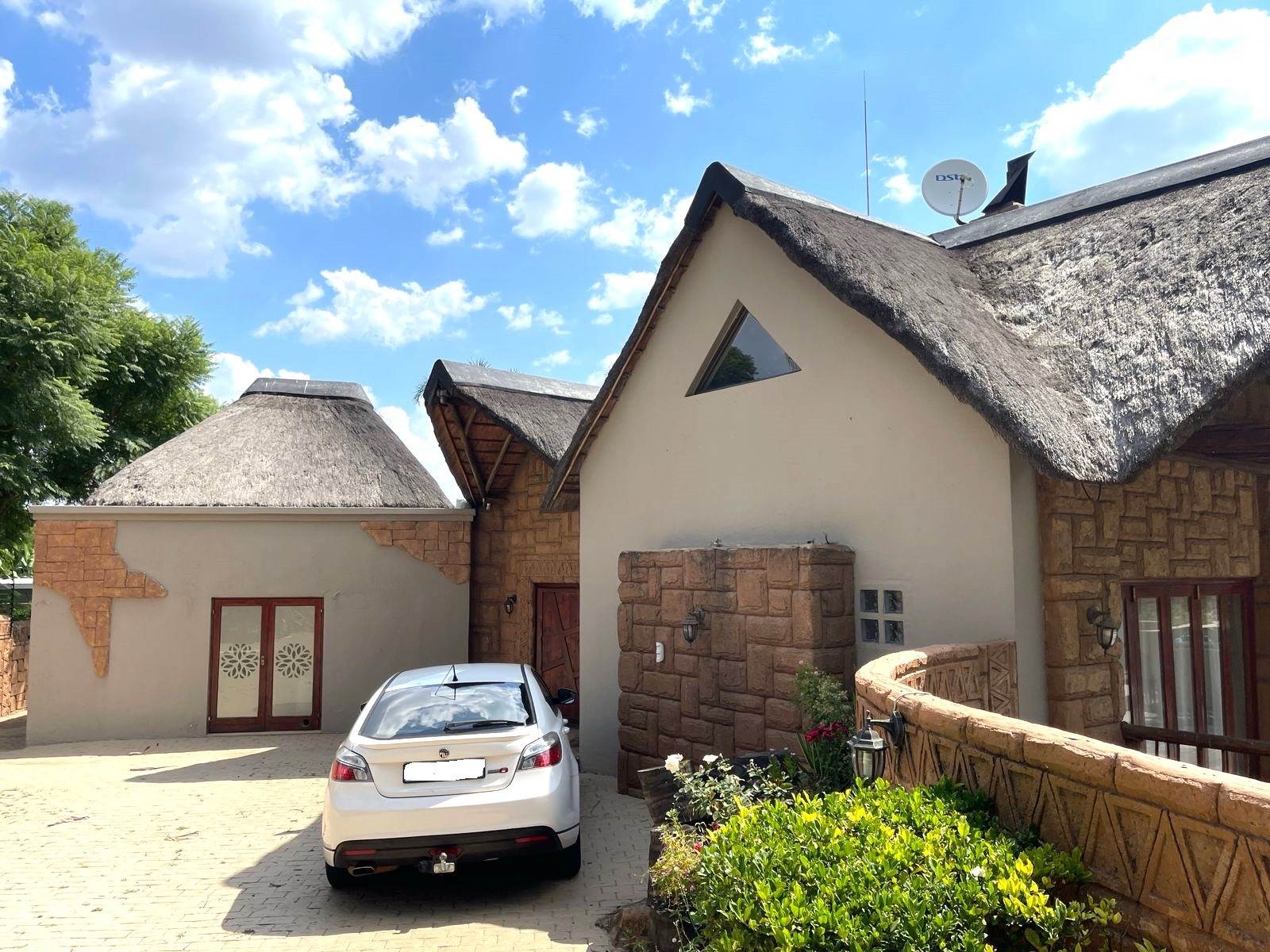 5 Bed House in Douglasdale photo number 3