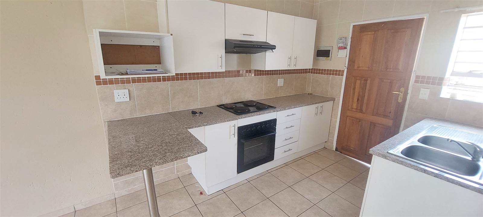 2 Bed Townhouse in Olievenhoutbosch photo number 2