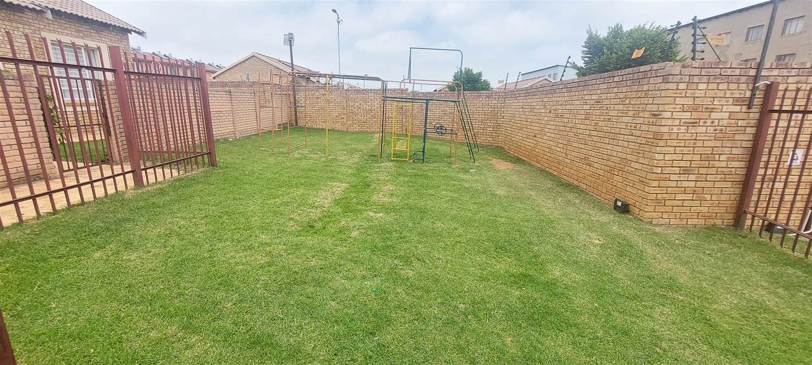 2 Bed Townhouse in Olievenhoutbosch photo number 14