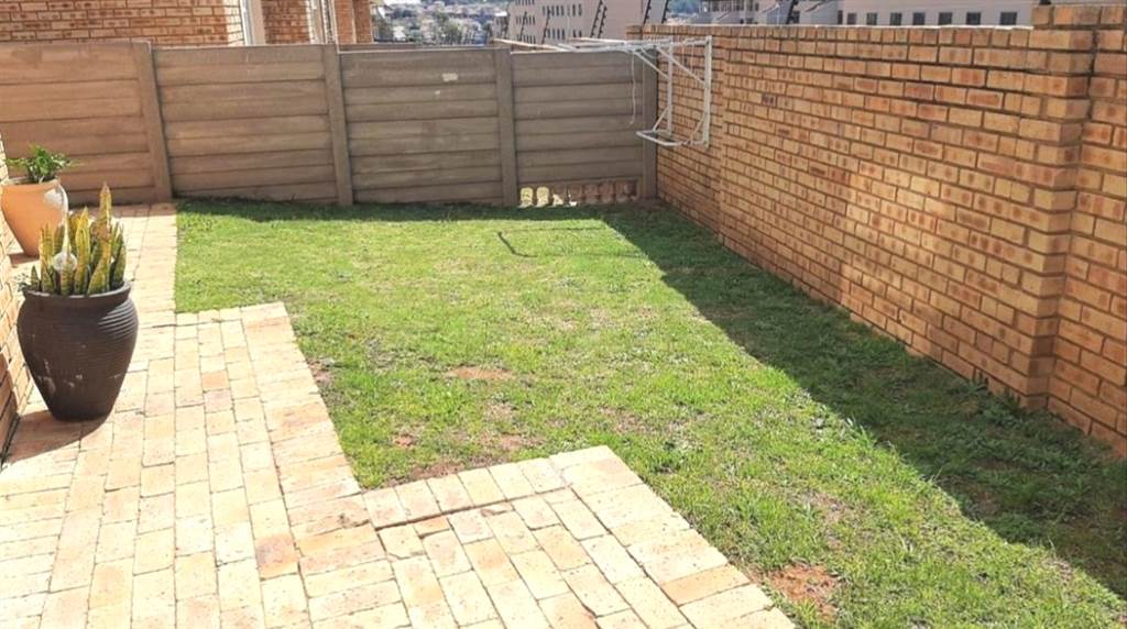 2 Bed Townhouse in Olievenhoutbosch photo number 11